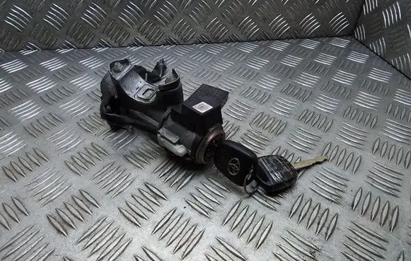 Toyota Avensis T250 Ignition lock 736661A 8978305010