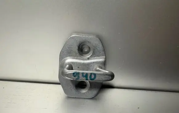 BMW i3 Rear door lock loop/hook striker 7266711