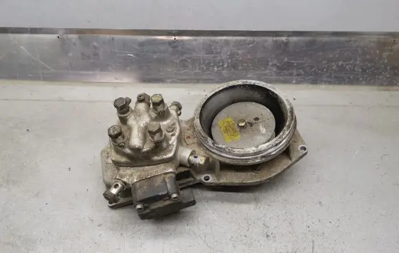 Audi 80 90 B3 Fuel distributor 0438121070 026133353D 0438101035