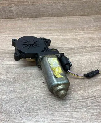 Ford Focus Front door window regulator motor 900108H