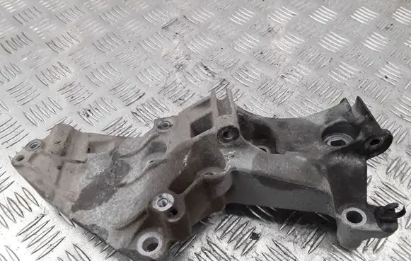 Nissan Note (E11) Engine mounting bracket 8200669495
