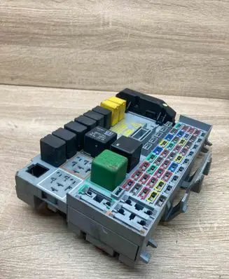 Opel Zafira A Fuse module 24412497