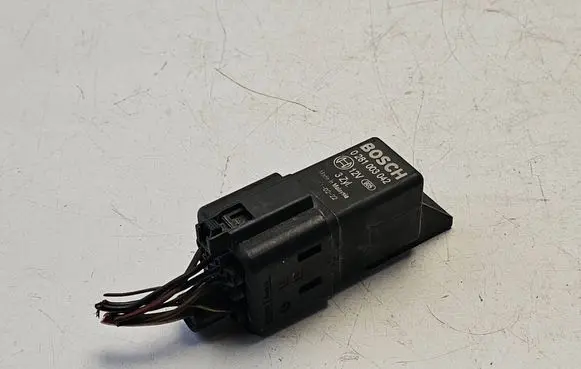 Volkswagen PASSAT B6 Glow plug pre-heat relay 0281003042