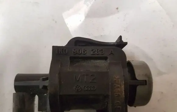 Volkswagen PASSAT B6 Turbo solenoid valve 1K0906283A