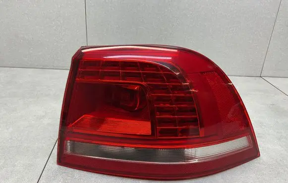 Volkswagen Touareg II Rear/tail lights 7P6945208
