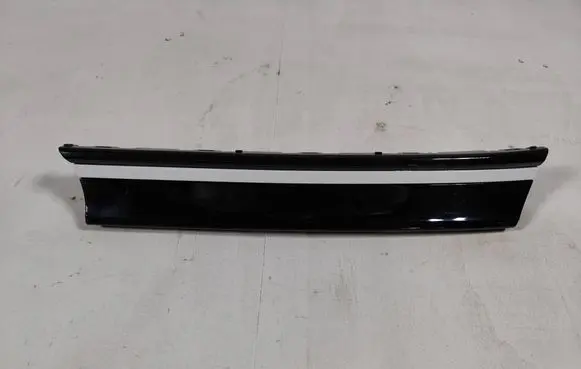 Front bumper splitter molding