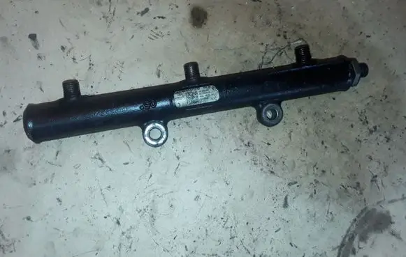 Land Rover Discovery 3 - LR3 Fuel main line pipe A2C20001330 5WS40129 4R8Q90280AB