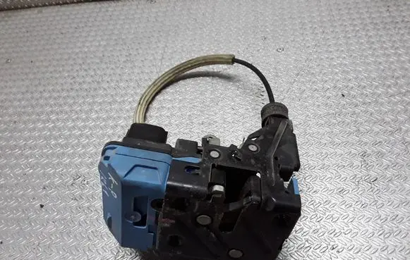 Volvo V70 Front door lock 30663040