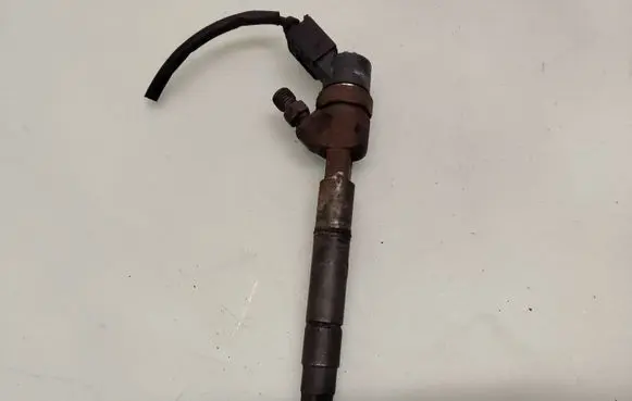 Mercedes-Benz A W168 Fuel injector 0445110015 A6680700687