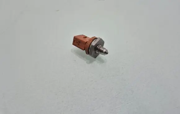 Volkswagen Tiguan Fuel pressure sensor 06J906051D