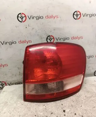 Toyota Avensis Verso Rear/tail lights E137652