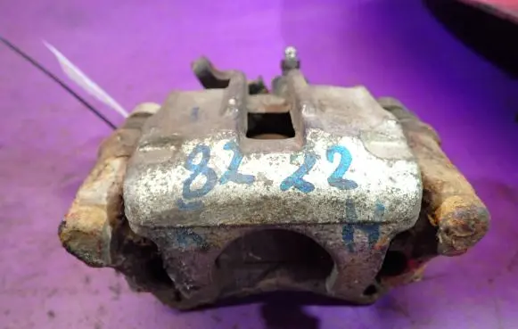Volkswagen Golf III Rear brake caliper