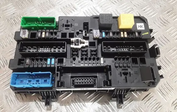 Opel Zafira B Fuse module 13206762HK 5DK00866932