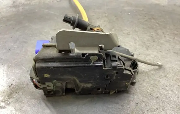 Audi A3 S3 8P Front door lock 4E1837015 PA66307GF