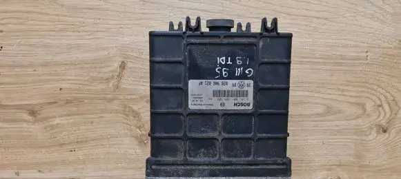 Volkswagen Golf III Engine control unit/module 0281001308