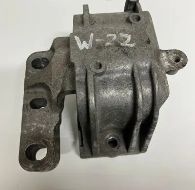 Volkswagen PASSAT B6 Engine mount bracket 1K0199262