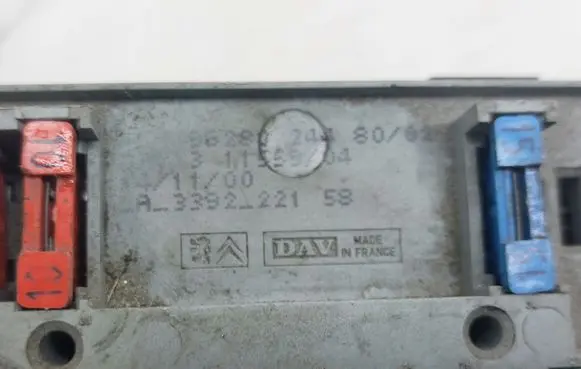 Peugeot 406 Fuse module 9628024480