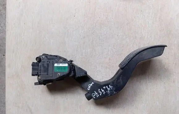 Volkswagen PASSAT B5 Accelerator throttle pedal 8d1721523A