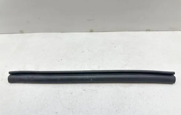 Volkswagen PASSAT B5 Engine compartment rubber 3B0823725