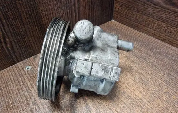 Opel Vivaro Power steering pump 30400480