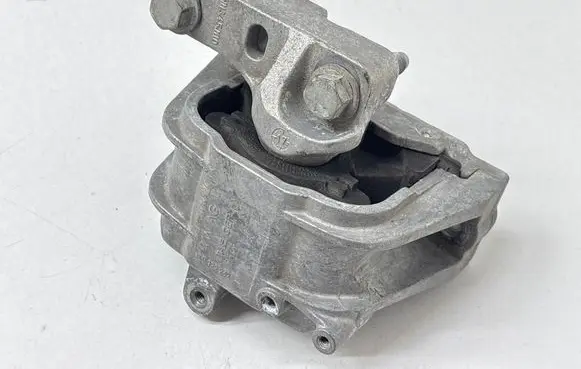 Volkswagen PASSAT B8 USA Engine mount bracket 1K0199262
