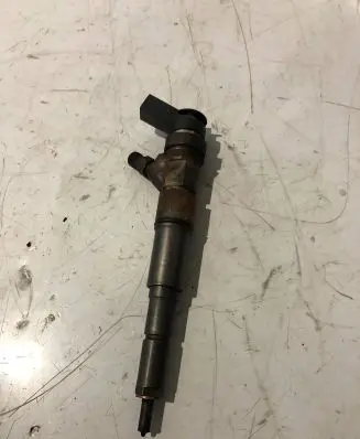 BMW 5 E60 E61 Fuel injector 7789661
