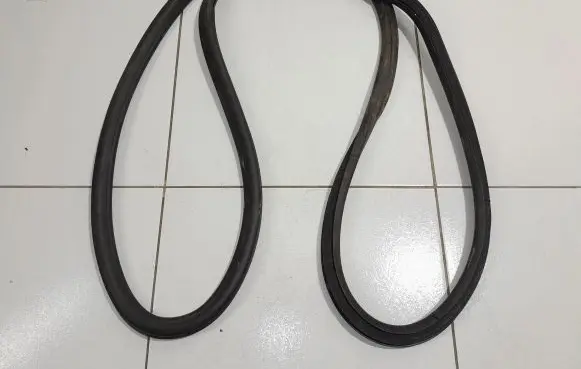 Opel Astra K Front door rubber seal 39071818