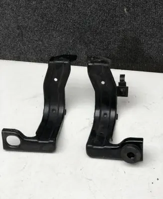 Radiator mount bracket