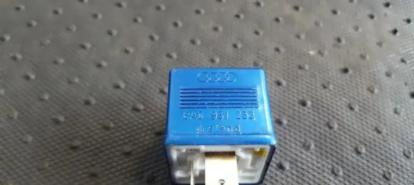 Volkswagen PASSAT B5.5 Other relay 8A0951253 899587
