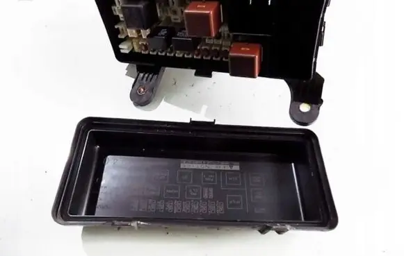 Toyota Previa (XR30, XR40) II Relay mounting block 