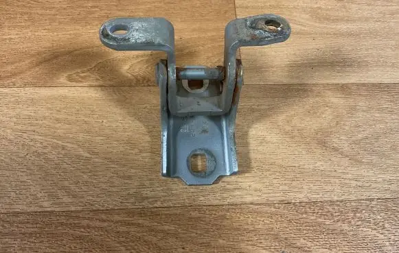 Opel Insignia A Front door lower hinge A046574