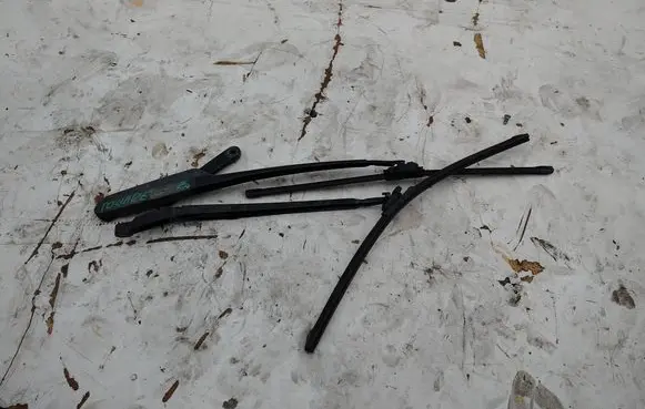 Volkswagen Touareg I Front wiper blade arm