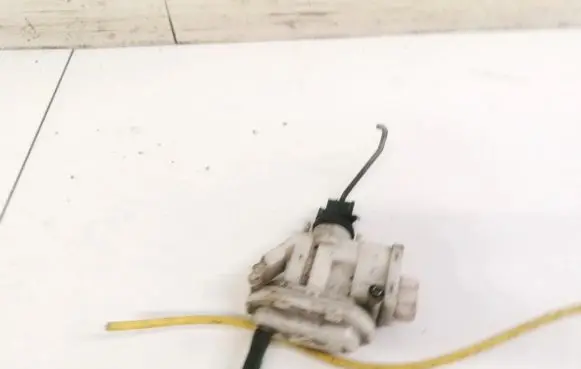 Volkswagen PASSAT B3 Central locking vacuum pump 357862153c