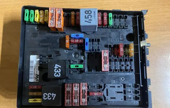 Seat Toledo II (1M) Fuse module 0517464178E 013949631C 01394932
