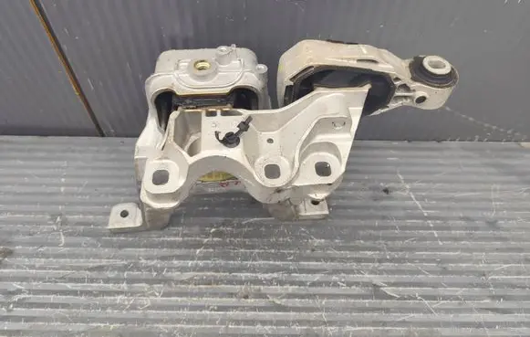 Mercedes-Benz GLA H247 Engine mount bracket A2472402000