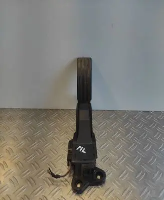 Mercedes-Benz ML W164 Accelerator throttle pedal A1643000004 ZGS010 0596