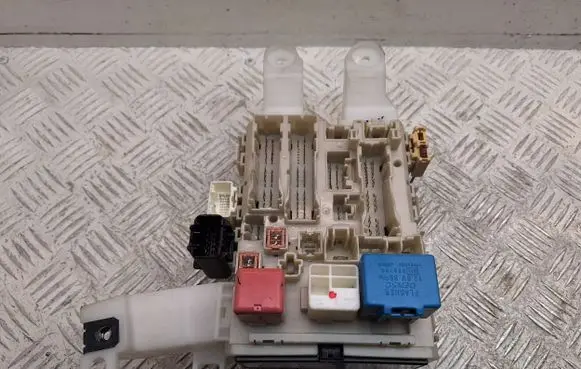 Toyota Verso Fuse module 827300F100 827300F051C