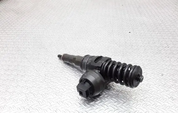 Volkswagen Golf V Fuel injector 038130073AG