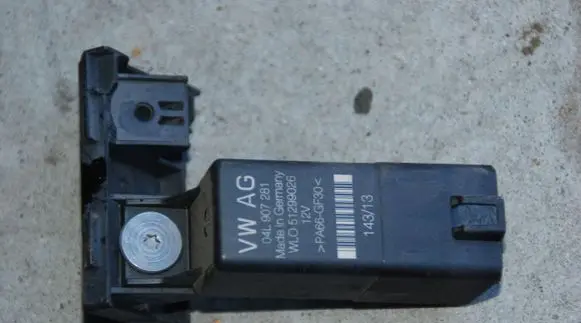 Volkswagen Tiguan Glow plug pre-heat relay 04L907281