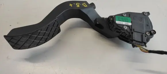 Volkswagen PASSAT B5.5 Accelerator throttle pedal 8D1721523E 00837503