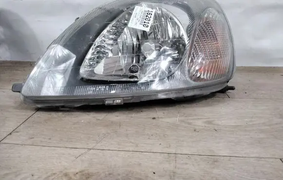 Toyota Avensis T220 Headlight/headlamp
