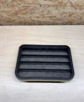 Quarter panel pressure vent