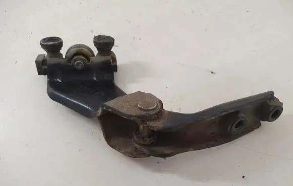 Volkswagen Caddy Sliding door middle roller runner 2K0843336A