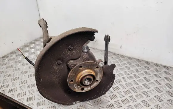Rear wheel hub spindle/knuckle