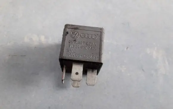 Volkswagen PASSAT B5.5 Other relay 8D0951253A V23134-B52-X301