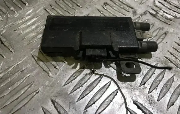 Mercedes-Benz E W210 Antenna control unit 2108200789 AAR526