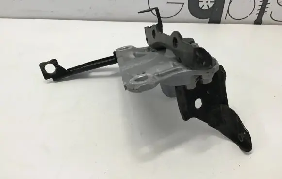 Toyota RAV 4 (XA50) Engine mounting bracket
