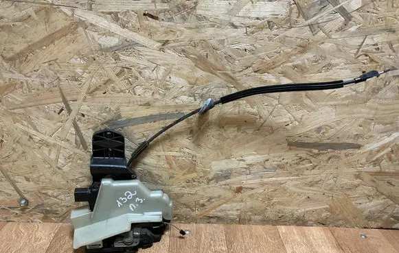 Volkswagen PASSAT B5 Rear door lock 3B0837867