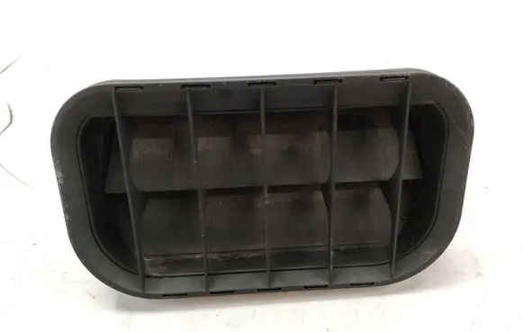 Quarter panel pressure vent