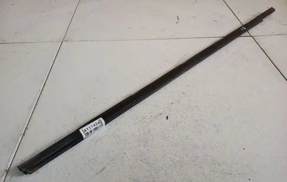 Nissan Qashqai Front door glass trim molding 
